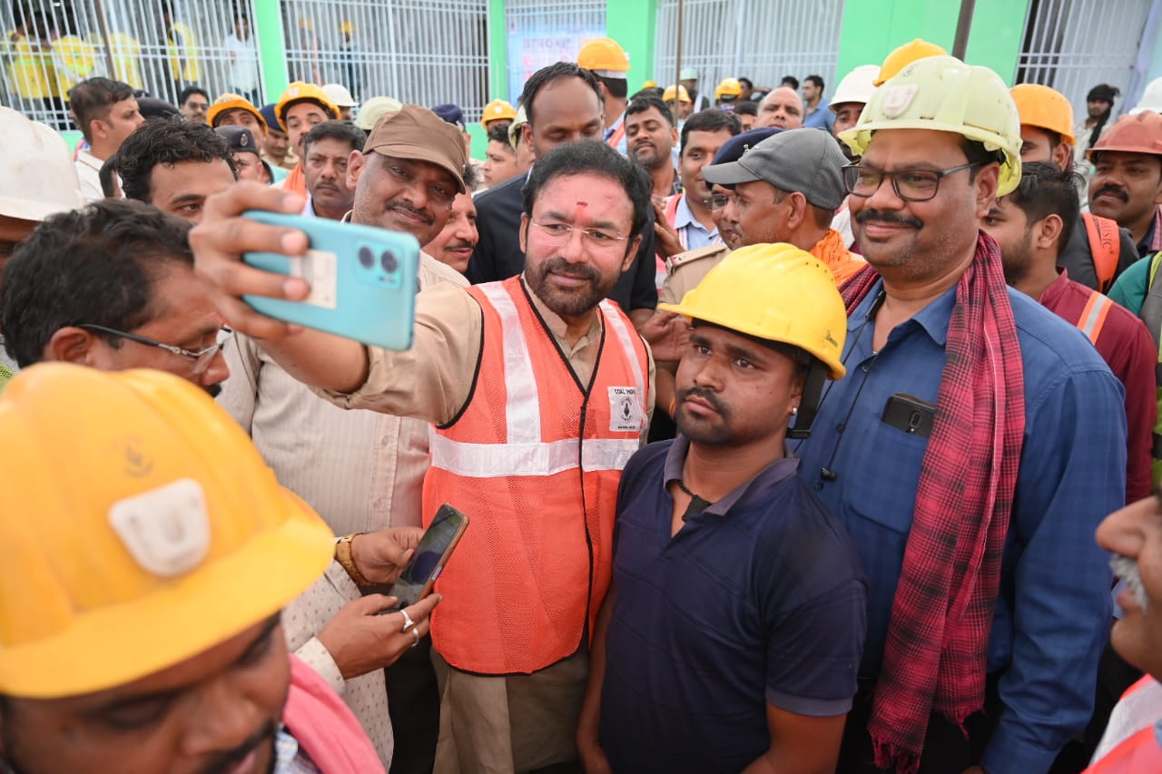 Hon'ble Minister of Coal & Mines Shri G Kishan Reddy  taking selfie with mines workers 