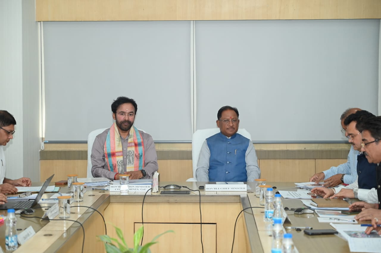 Hon'ble Minister of Coal & Mines Shri G Kishan Reddy chairing Review meeting alongwith Hon'ble CM of Chhatisgarh Shri Vishnu Deo Sai